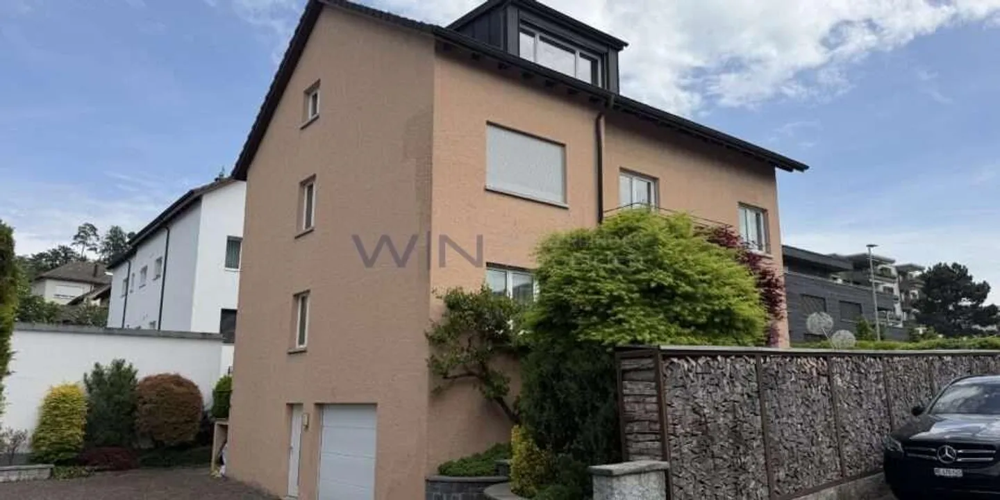 Geräumiges freistehendes Haus mit Garten - Foto 1 von 13