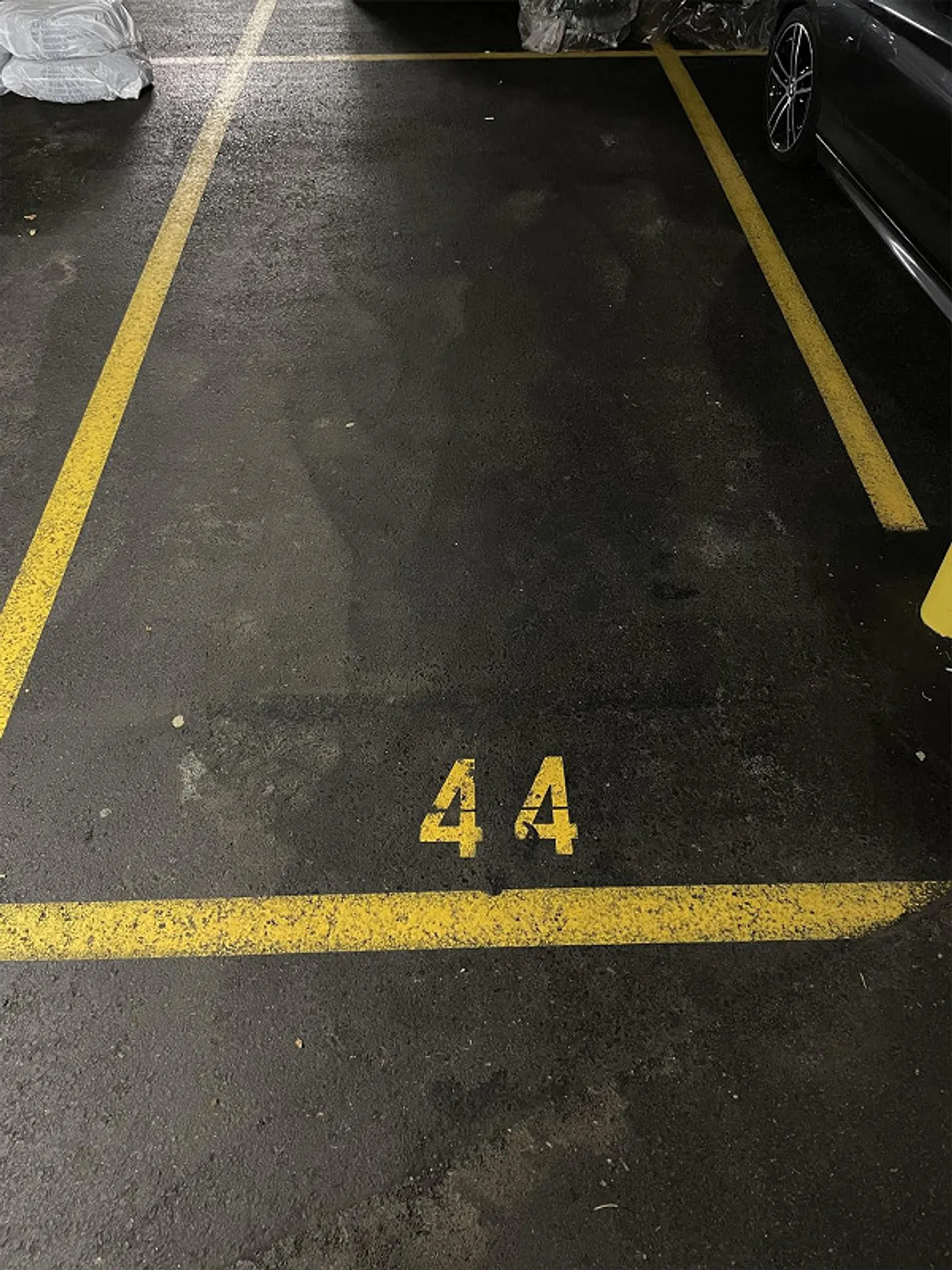 Posto auto in un moderno garage sotterraneo nel centro di Rüti in affitto - Foto 1 di 2