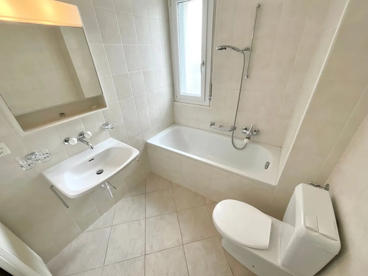 Wohnung mit 3.5 Zimmern, Balkon und Aufzug - Foto 2 von 7