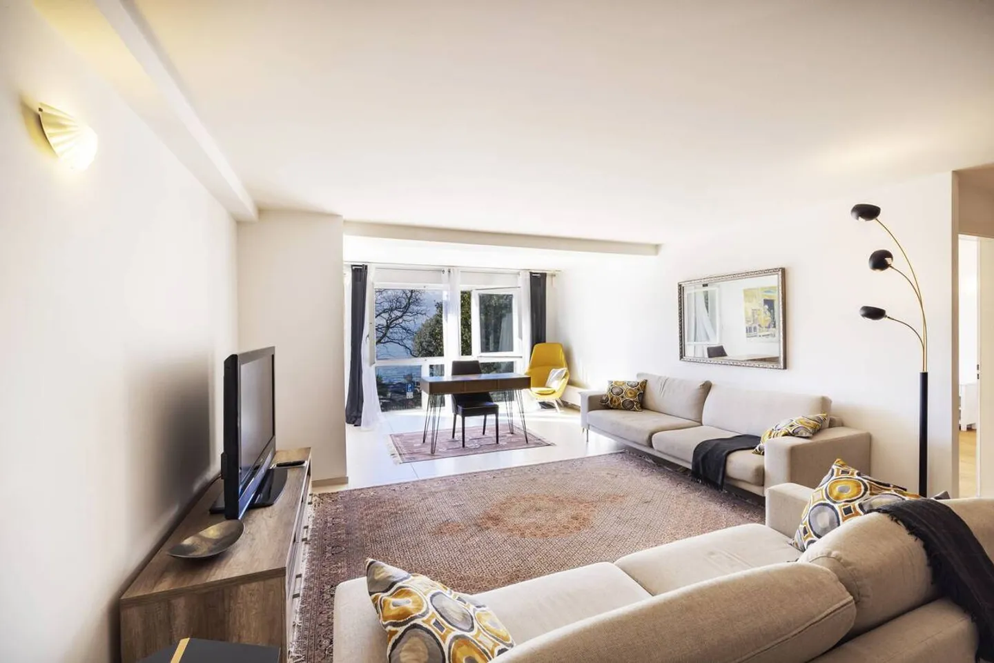 A 1 min. dal lago - grande appartamento di 3 locali - 128 m2 con vista lago - Foto 2 di 12
