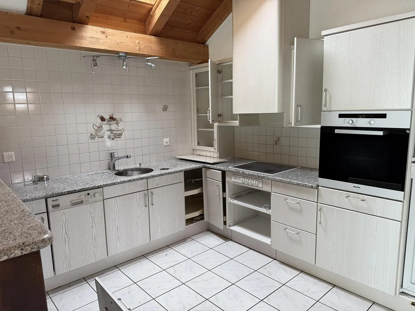 Multi-family house with 5 apartments - attractive investment with 5.2% gross yield - Photo 4 of 11