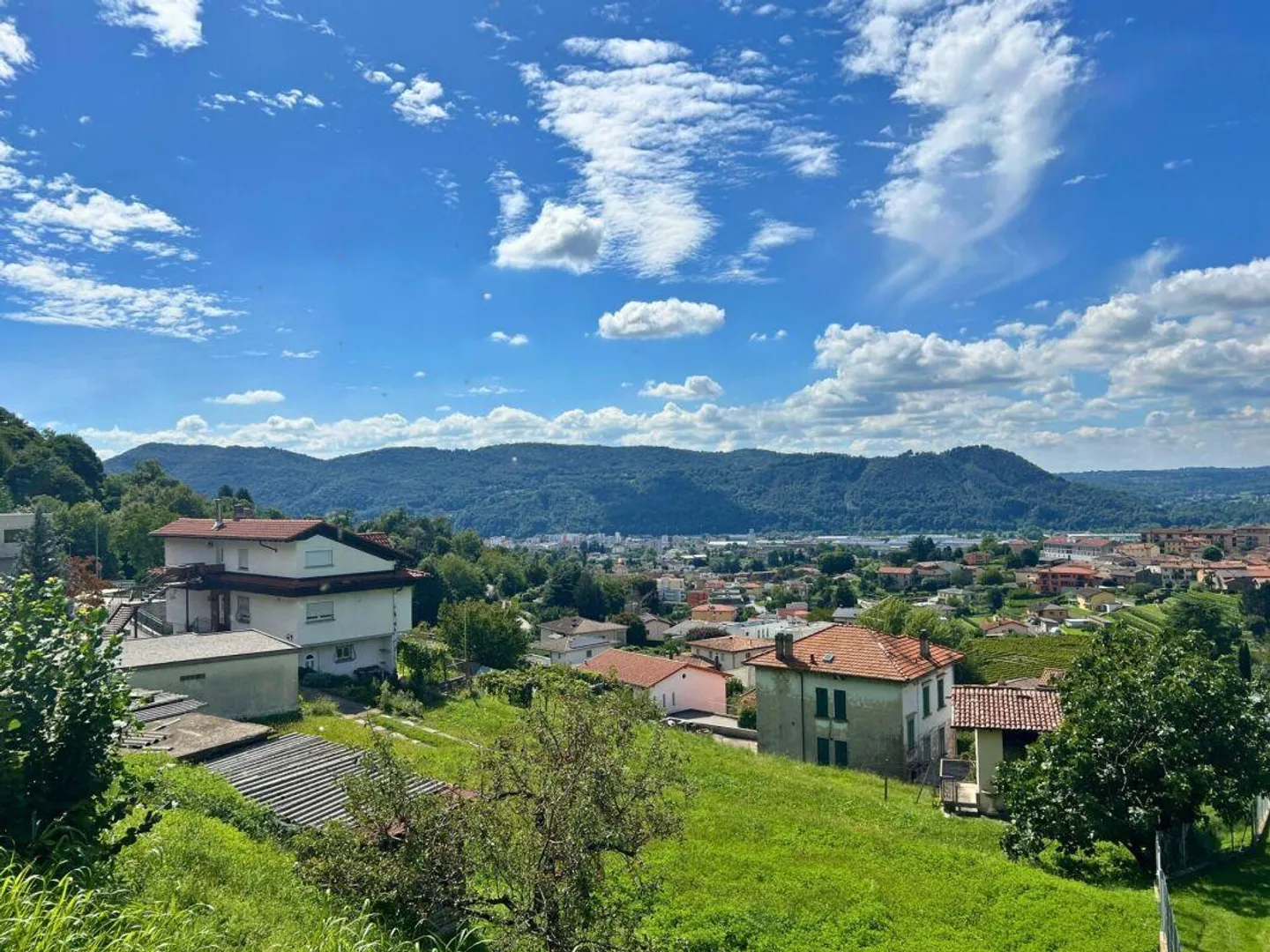 Baugrundstück mit offener und sonniger Aussicht - Foto 2 von 5