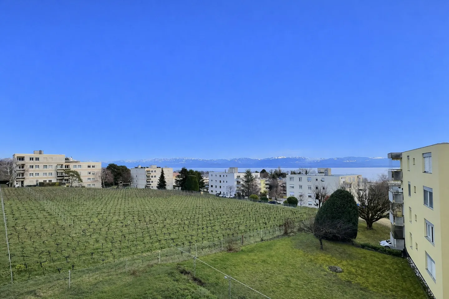 Charmante Wohnung in besetzter Leibrente ohne Miete, ideal gelegen in Mont-sur-Rolle, im Herzen eines der begehrtesten Dörfer von La Côte. - Foto 1 von 14