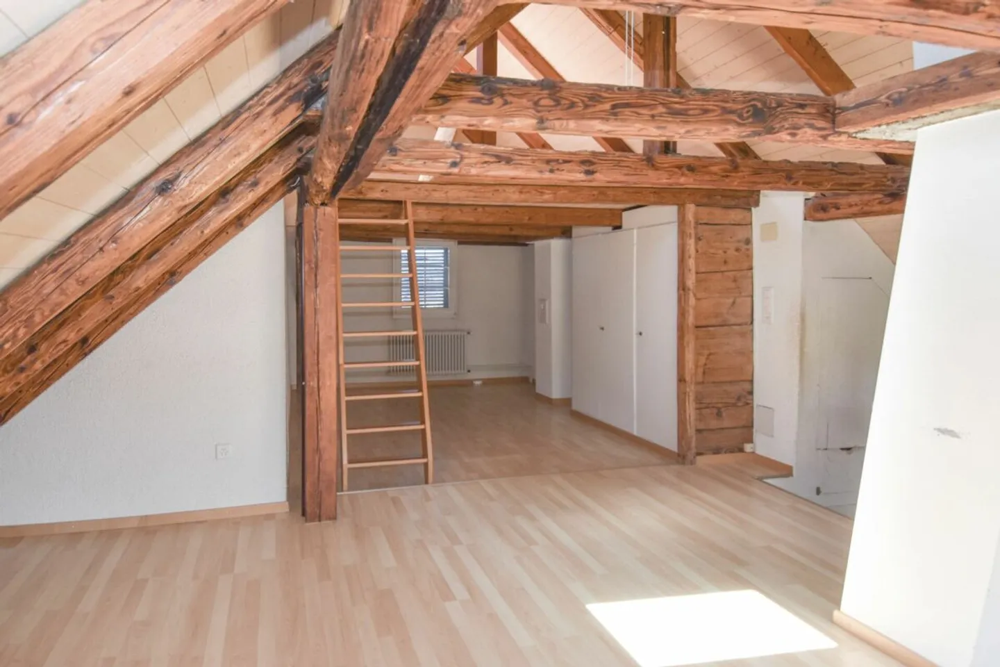 Une maison pour grandir, créer et arriver - idéale pour les familles avec leurs propres idées de logement - Photo 1 sur 12