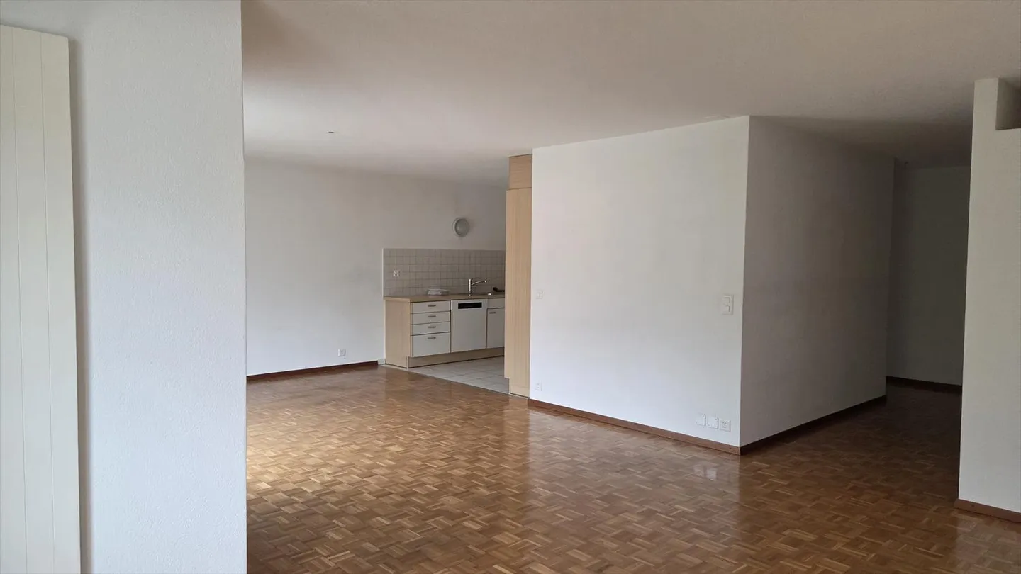 Appartement dans un immeuble avec ascenseur. - Photo 2 sur 22