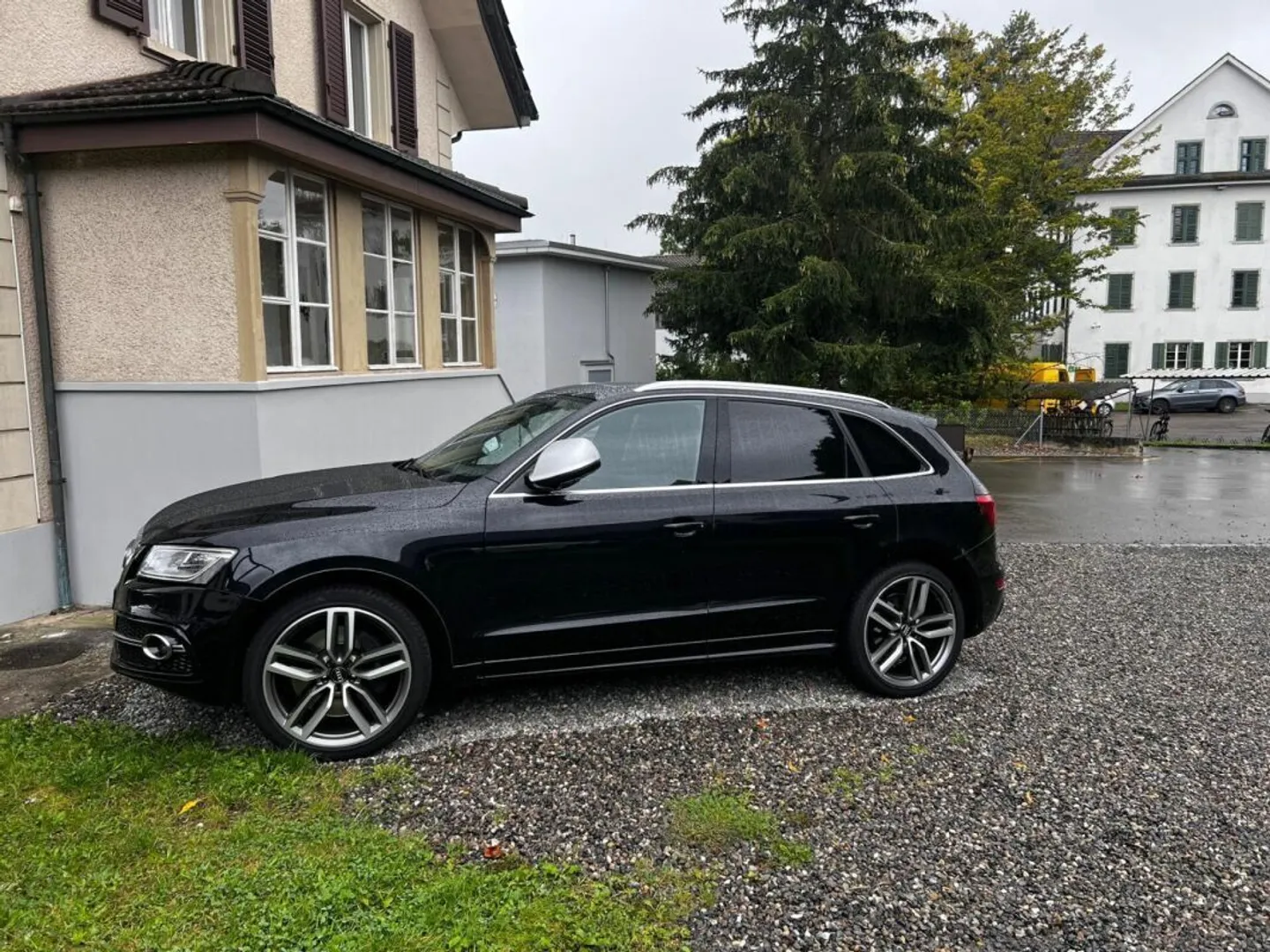 Parcheggio all'aperto nel centro del villaggio (di fronte alla scuola) - Foto 3 di 4
