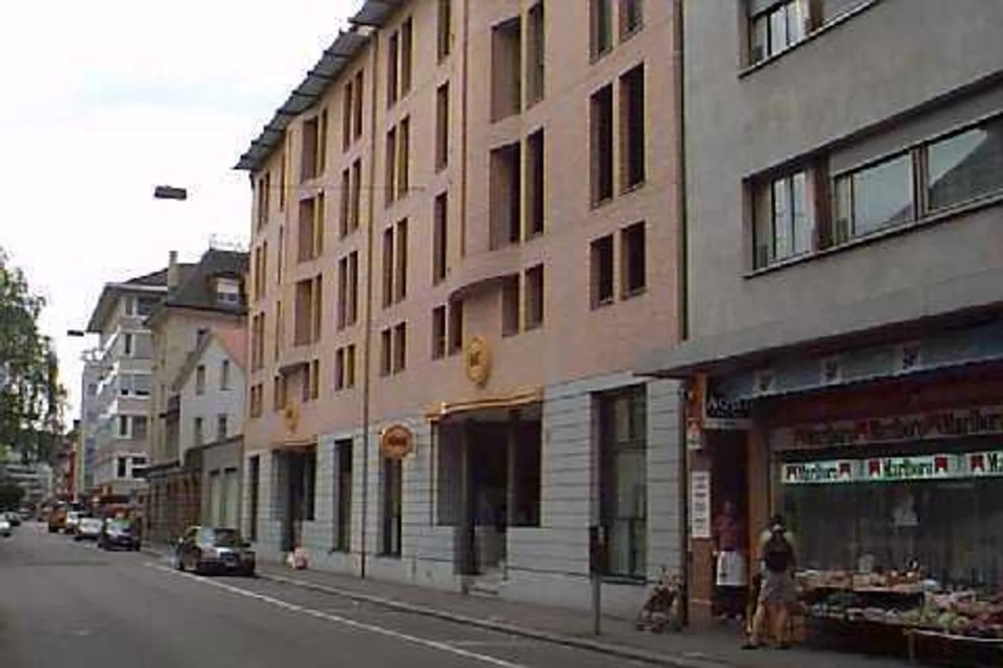 Parking sécurisé dans le quartier 4 - Photo 2 sur 3