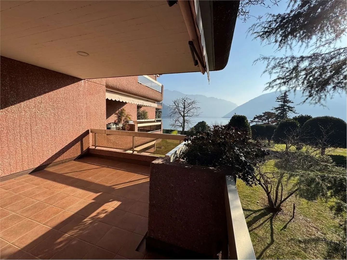 Charming 2.5-room apartment with lake view in Melide - Photo 1 of 9