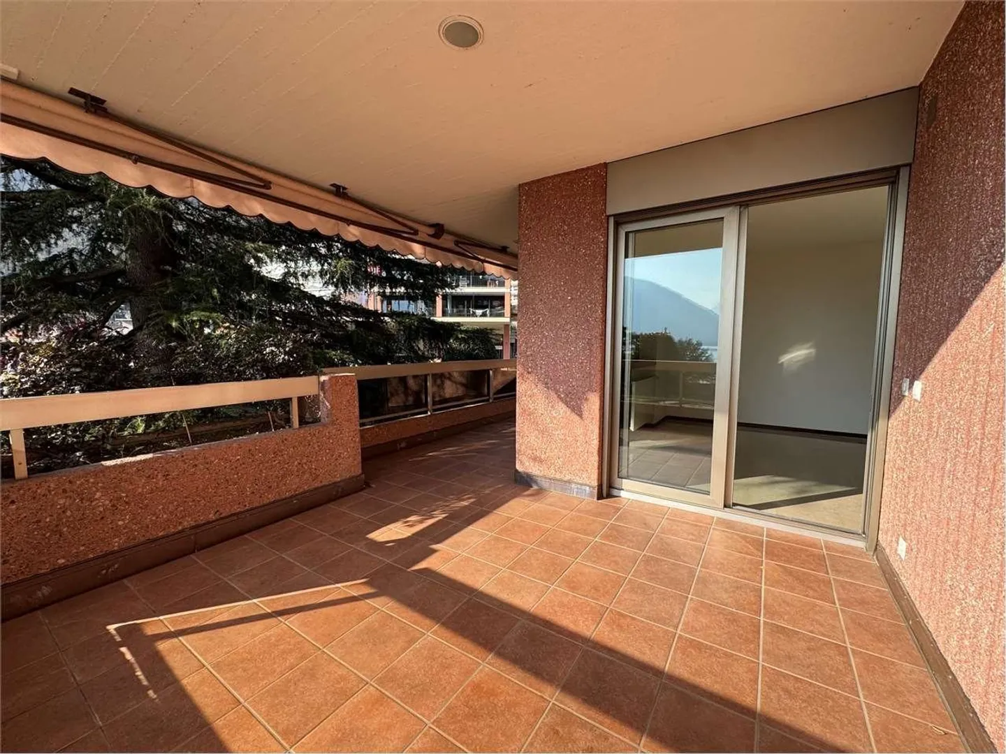 Charming 2.5-room apartment with lake view in Melide - Photo 2 of 9