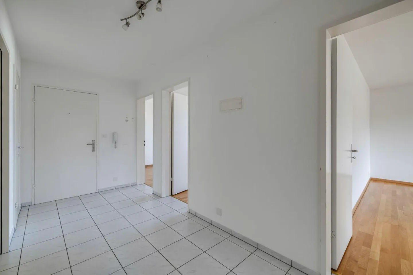 Trasferirsi e godere: Appartamento di 4 stanze ben curato con balcone e vista ampia - Foto 2 di 17