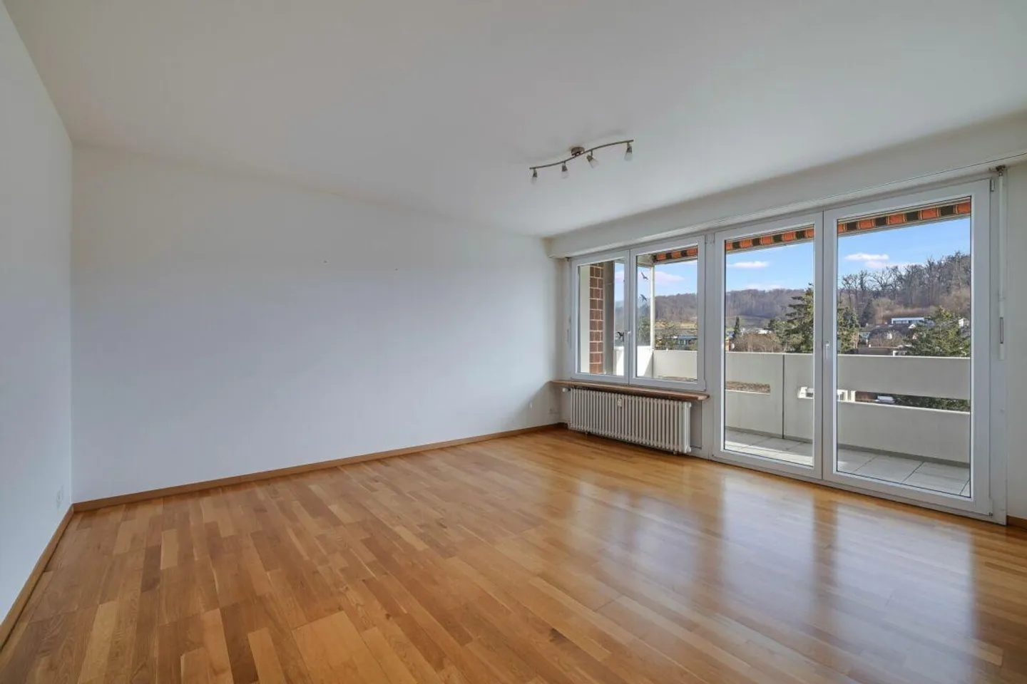 Trasferirsi e godere: Appartamento di 4 stanze ben curato con balcone e vista ampia - Foto 3 di 17