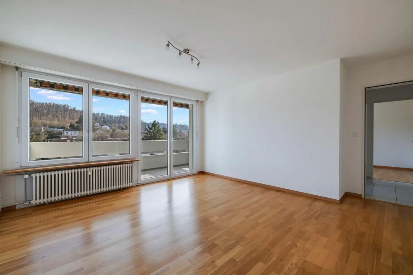 Trasferirsi e godere: Appartamento di 4 stanze ben curato con balcone e vista ampia - Foto 5 di 17
