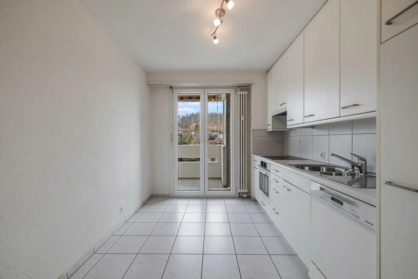 Trasferirsi e godere: Appartamento di 4 stanze ben curato con balcone e vista ampia - Foto 9 di 17