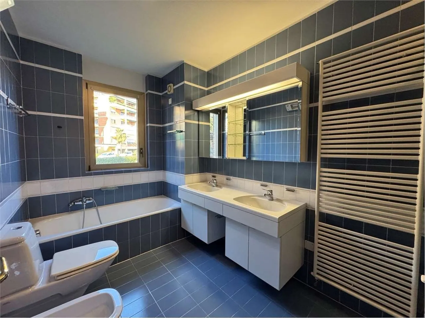 Charming 2.5-room apartment with lake view in Melide - Photo 7 of 9