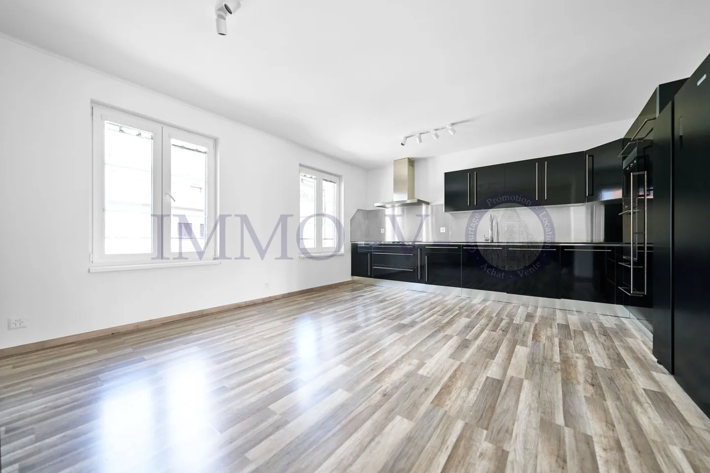 Maison de village spacieuse avec balcon et terrasse, à 30 mètres du lac - Photo 5 sur 12