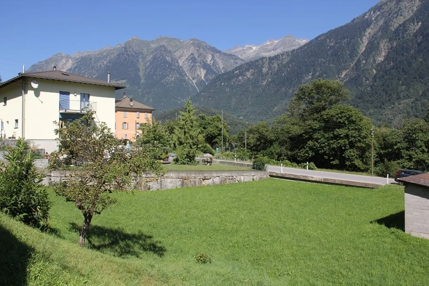With a magnificent view in a sunny location - Photo 3 of 5