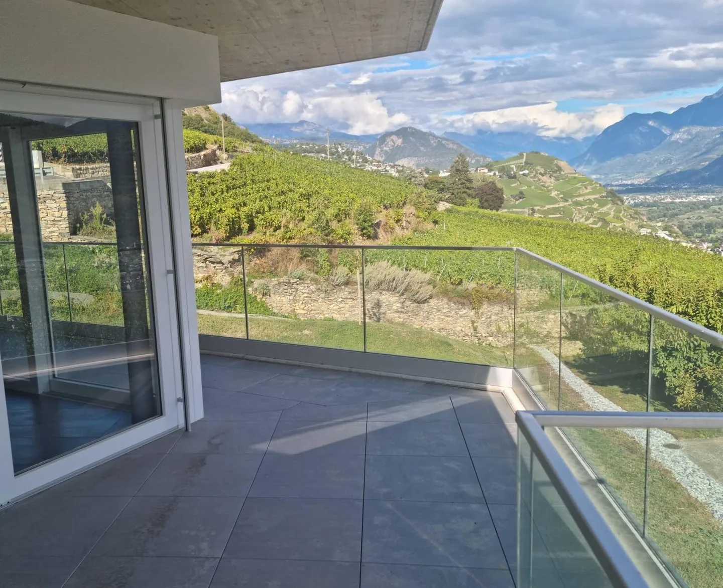 4,5 pièces de haut standing - vue grandiose sur les châteaux - Photo 1 sur 9