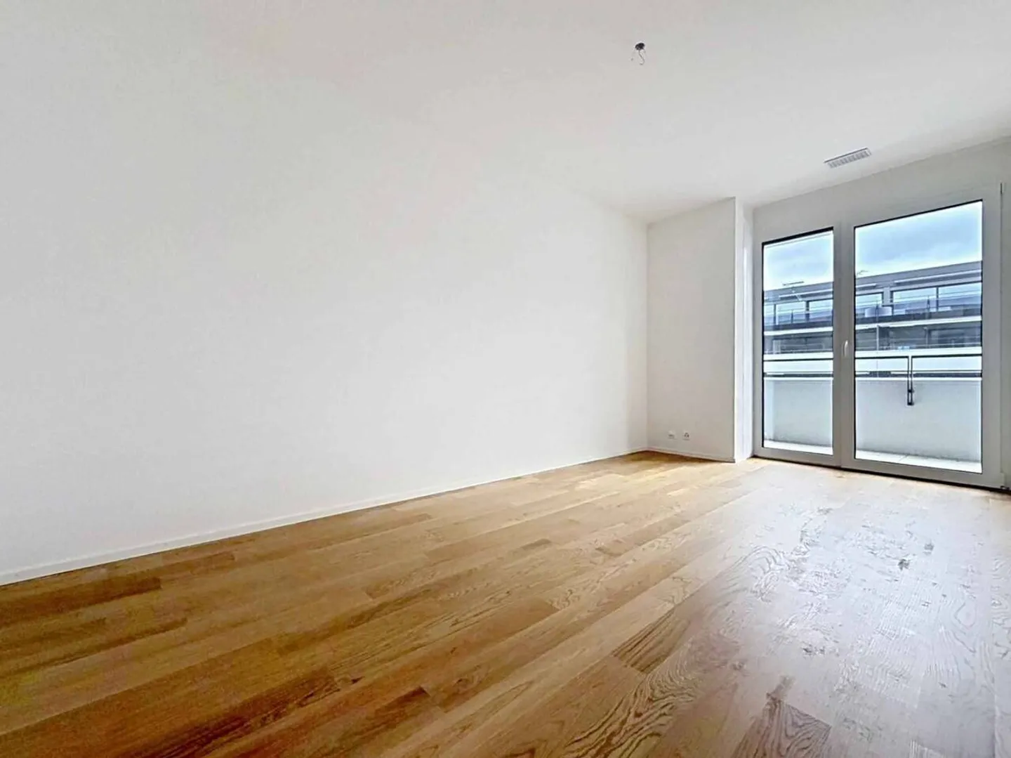 Lussuoso appartamento di 4,5 stanze con balcone coperto di 76m2 e vista lago - Foto 5 di 13