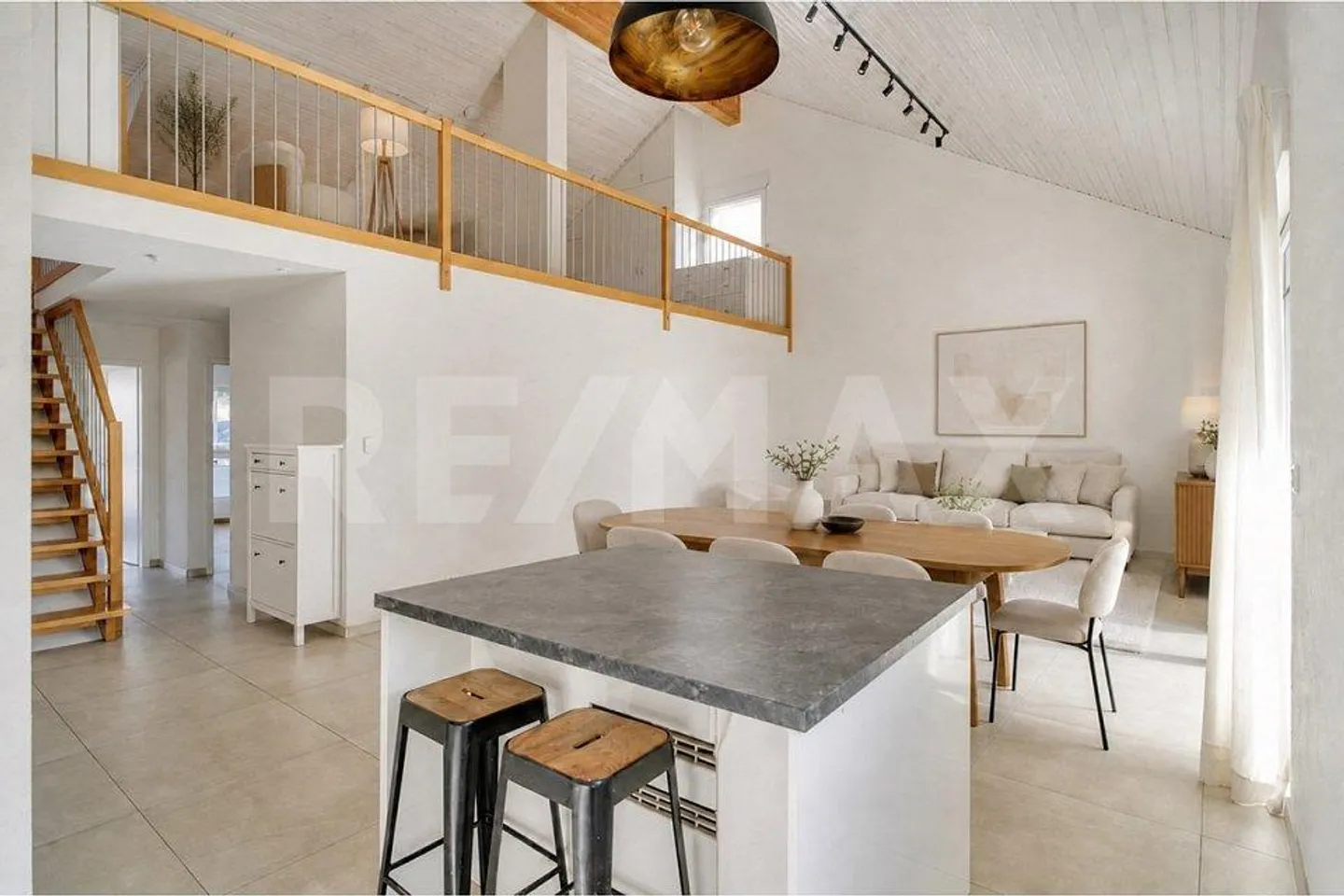 Un appartement qui voit grand | 148 m² dont 40 m² de mezzanine - Photo 2 of 6