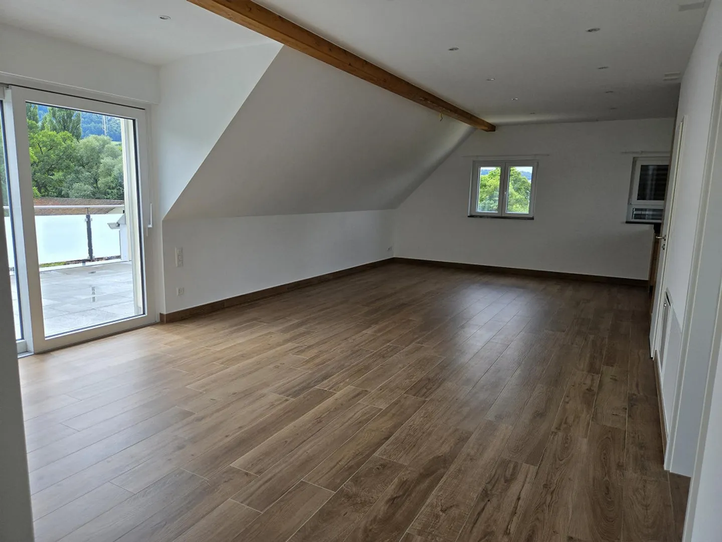 Great 3.5 room penthouse apartment, large 2 roof terraces, underground garage, lift, washing machine/dryer - Photo 2 of 27