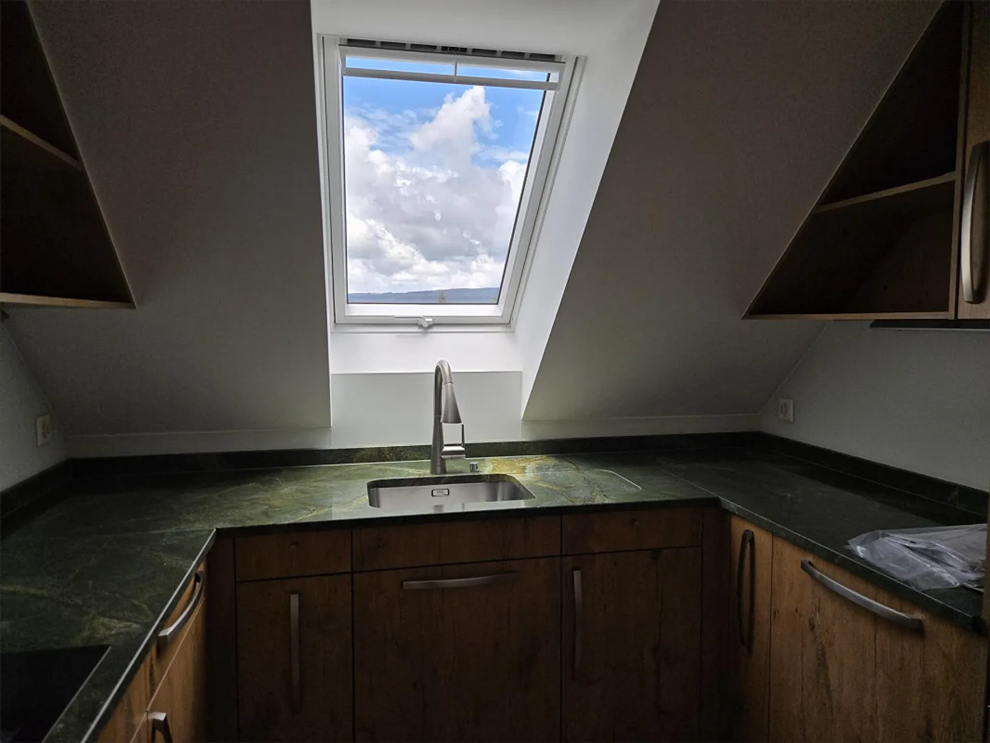 Great 3.5 room penthouse apartment, large 2 roof terraces, underground garage, lift, washing machine/dryer - Photo 4 of 27