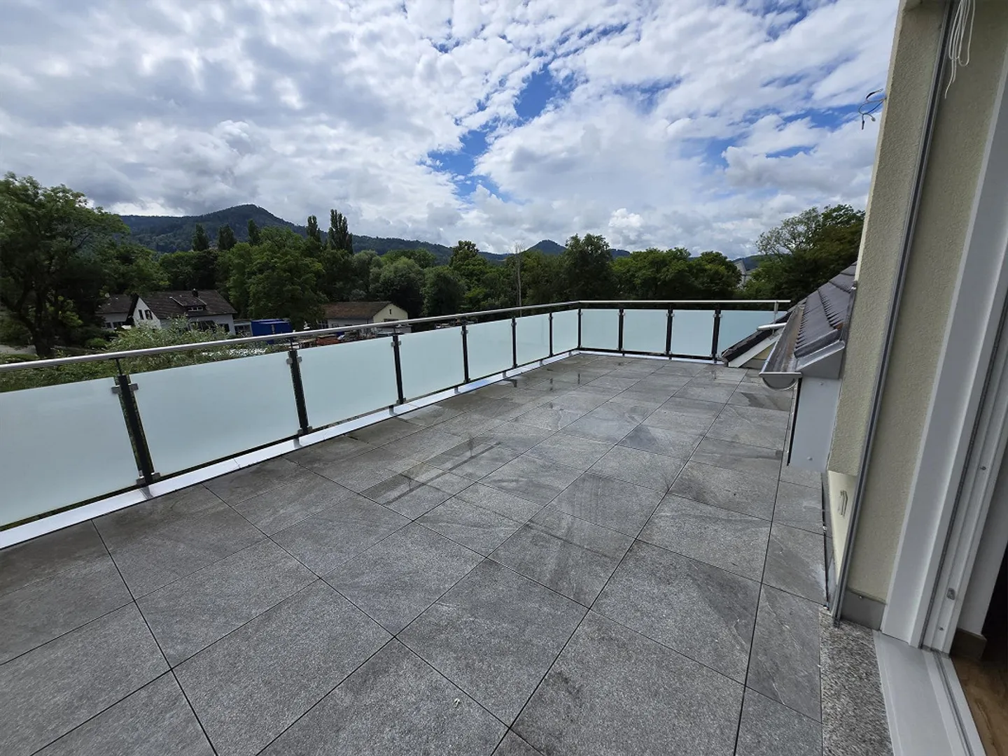 Great 3.5 room penthouse apartment, large 2 roof terraces, underground garage, lift, washing machine/dryer - Photo 10 of 27
