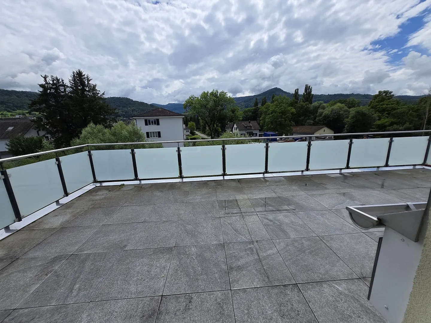 Great 3.5 room penthouse apartment, large 2 roof terraces, underground garage, lift, washing machine/dryer - Photo 11 of 27