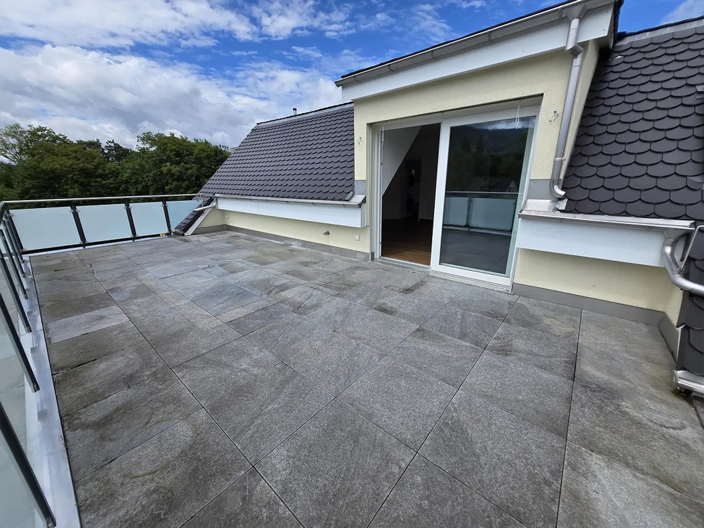 Great 3.5 room penthouse apartment, large 2 roof terraces, underground garage, lift, washing machine/dryer - Photo 12 of 27