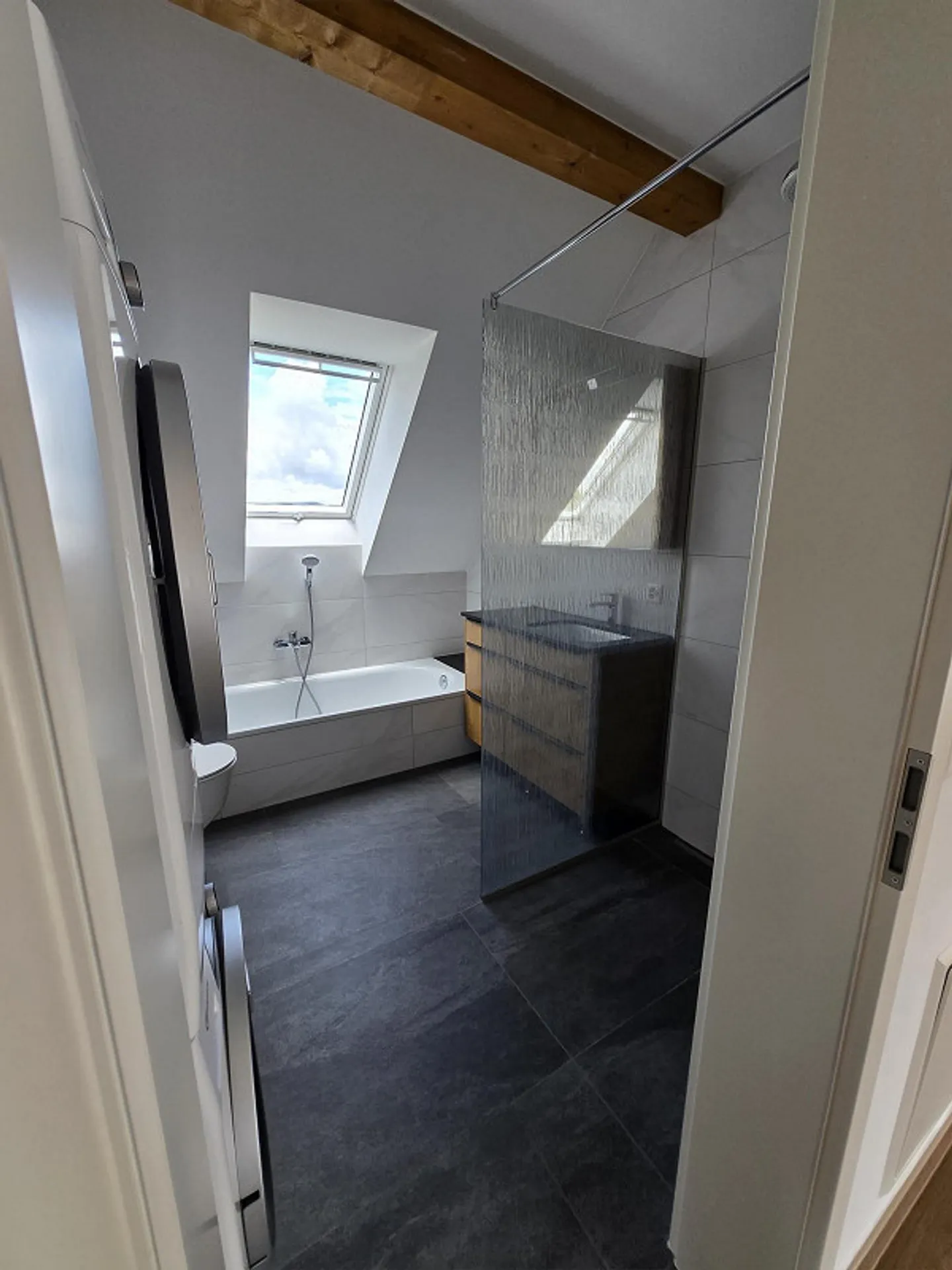 Great 3.5 room penthouse apartment, large 2 roof terraces, underground garage, lift, washing machine/dryer - Photo 14 of 27