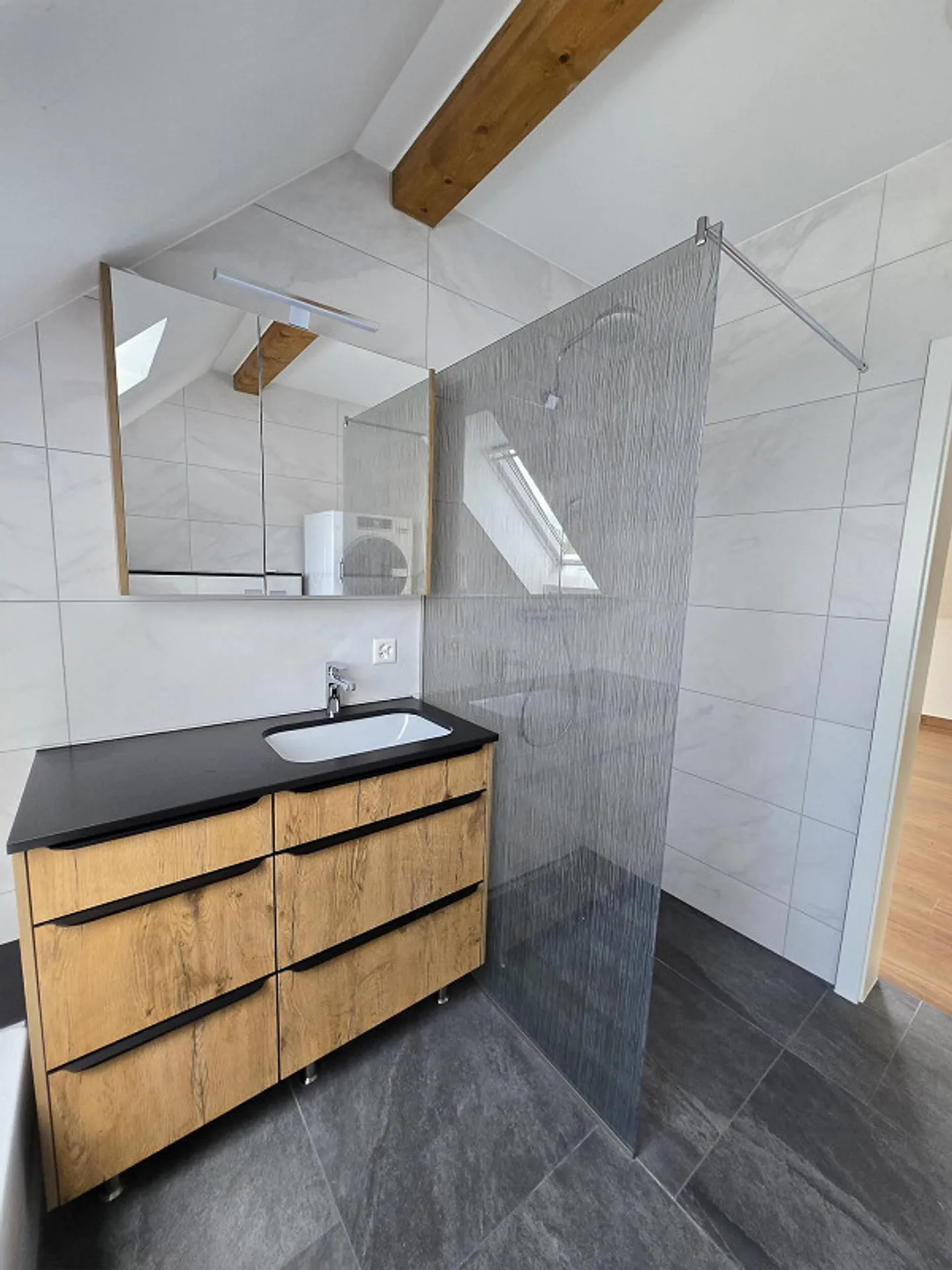 Great 3.5 room penthouse apartment, large 2 roof terraces, underground garage, lift, washing machine/dryer - Photo 15 of 27