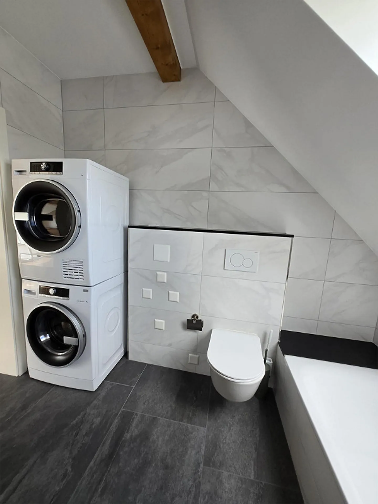 Great 3.5 room penthouse apartment, large 2 roof terraces, underground garage, lift, washing machine/dryer - Photo 16 of 27