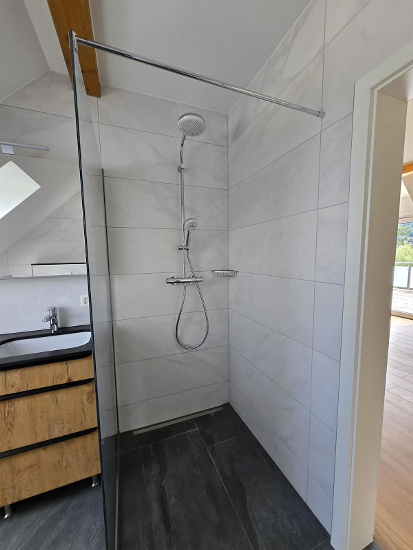 Great 3.5 room penthouse apartment, large 2 roof terraces, underground garage, lift, washing machine/dryer - Photo 17 of 27