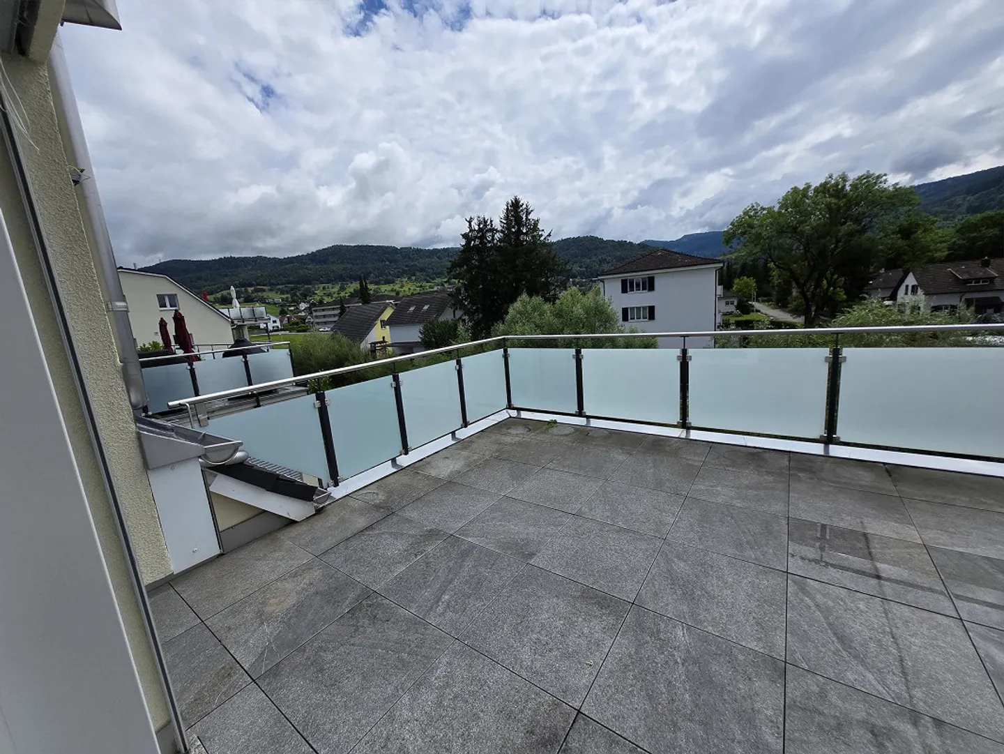 Great 3.5 room penthouse apartment, large 2 roof terraces, underground garage, lift, washing machine/dryer - Photo 13 of 27