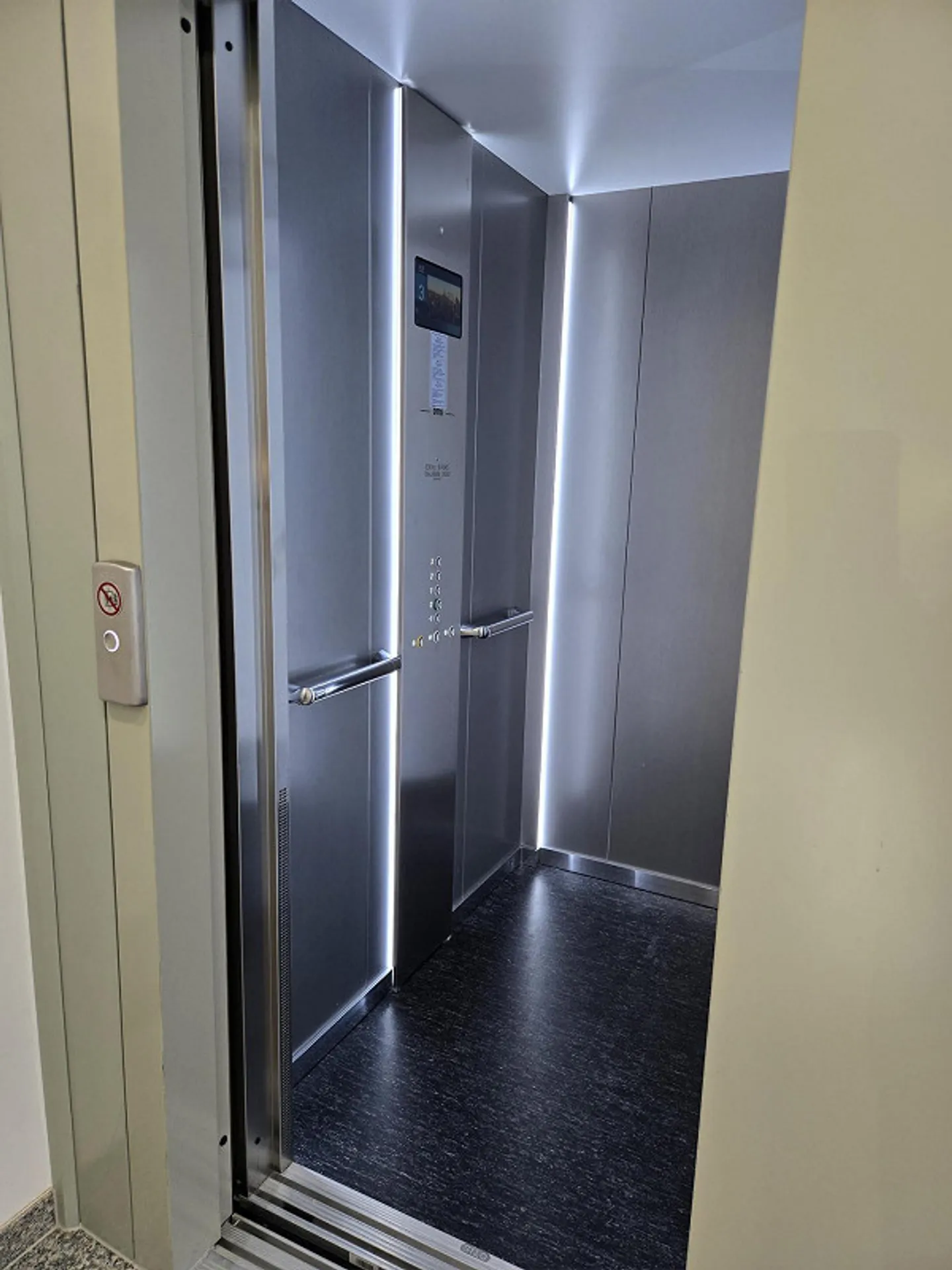 Great 3.5 room penthouse apartment, large 2 roof terraces, underground garage, lift, washing machine/dryer - Photo 26 of 27
