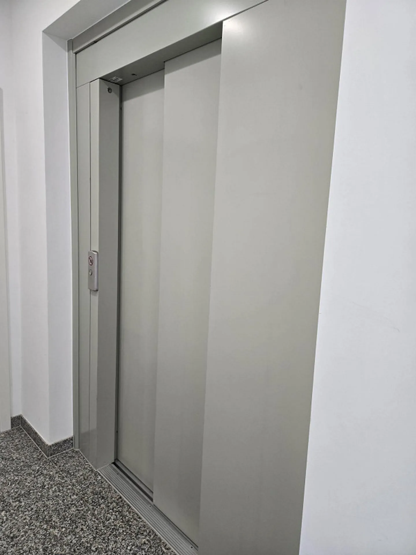 Great 3.5 room penthouse apartment, large 2 roof terraces, underground garage, lift, washing machine/dryer - Photo 27 of 27