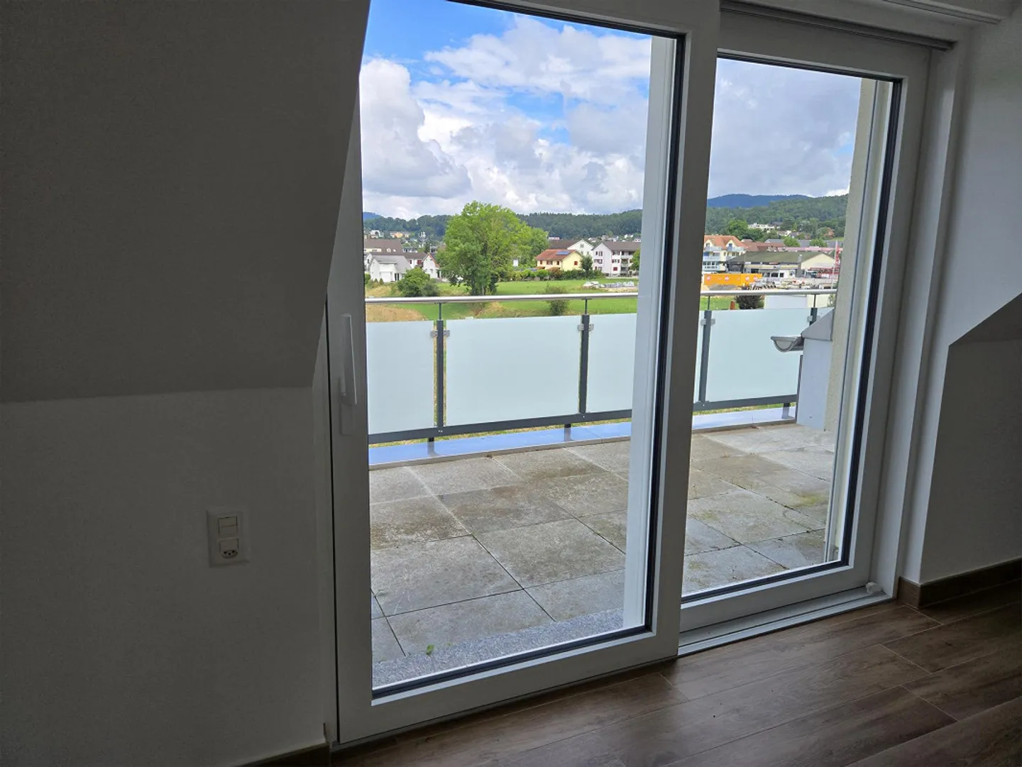 Great 3.5 room penthouse apartment, large 2 roof terraces, underground garage, lift, washing machine/dryer - Photo 23 of 27