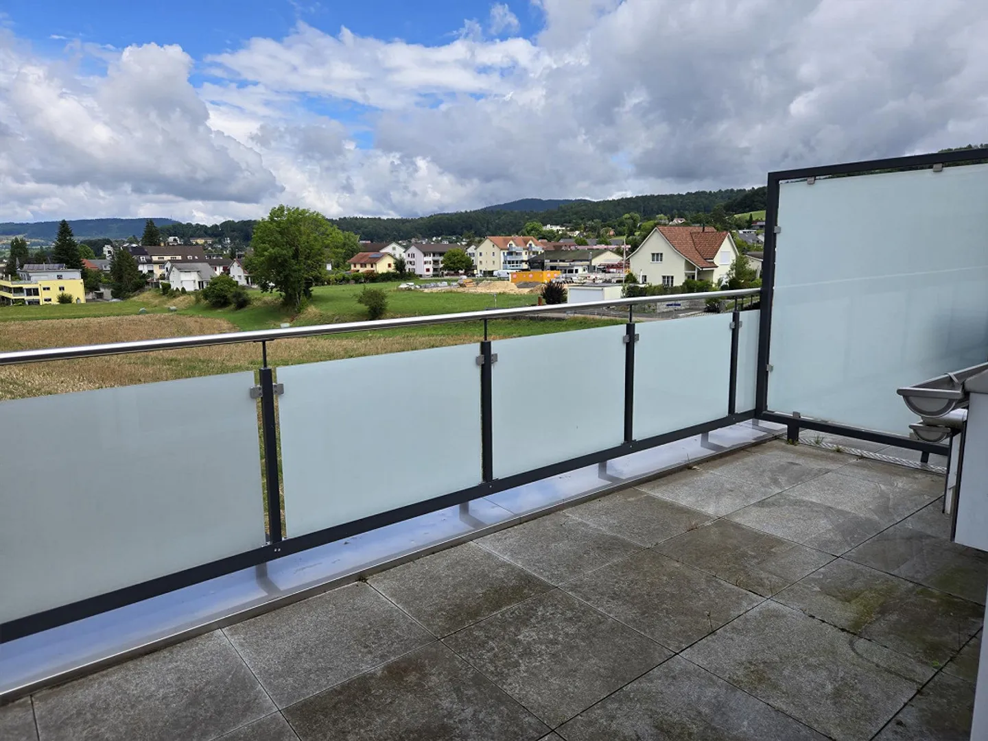 Great 3.5 room penthouse apartment, large 2 roof terraces, underground garage, lift, washing machine/dryer - Photo 24 of 27