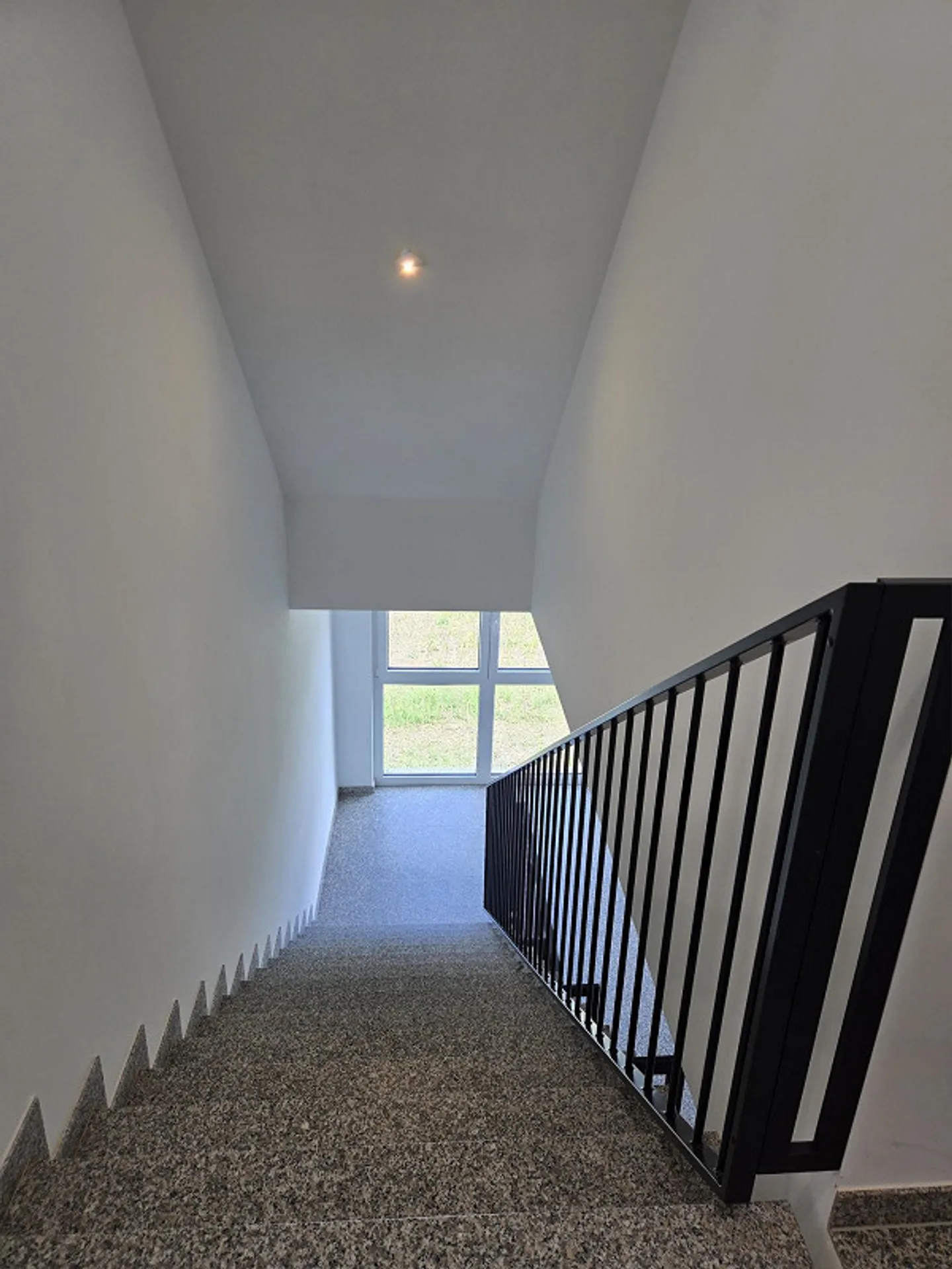 Great 3.5 room penthouse apartment, large 2 roof terraces, underground garage, lift, washing machine/dryer - Photo 25 of 27