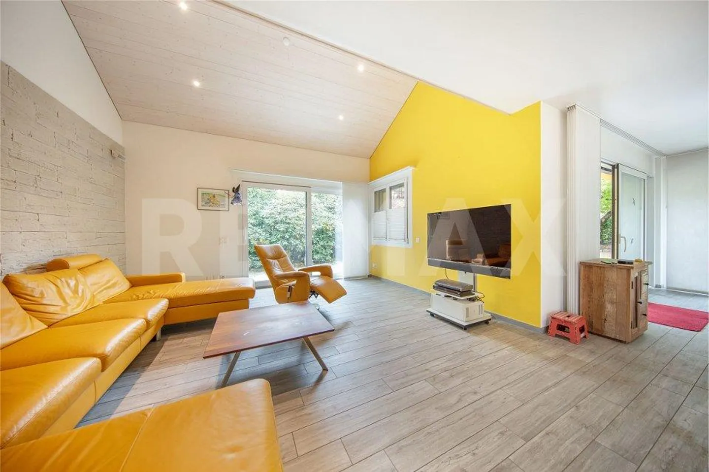 Exclusive Single-Family Home in a Quiet Location near Bellinzona - Photo 3 of 13