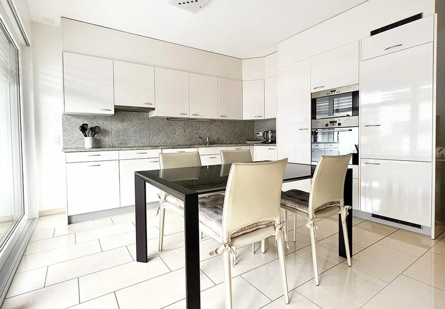 APPARTEMENT LUMINEUX AVEC GRANDE TERRASSE - Photo 4 sur 10