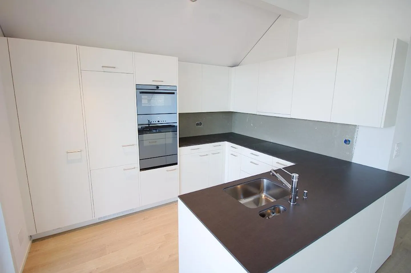 Stylish 4.5 Room Penthouse Apartment with Stunning Views for Rent - Photo 2 of 7