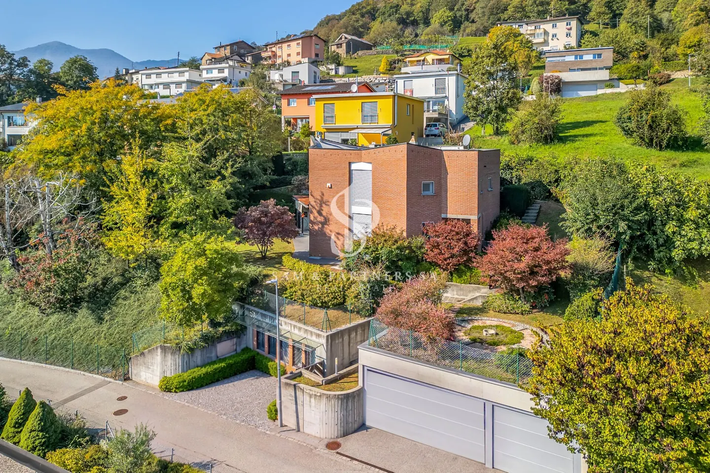 Villa contemporanea con giardino - Foto 1 di 13