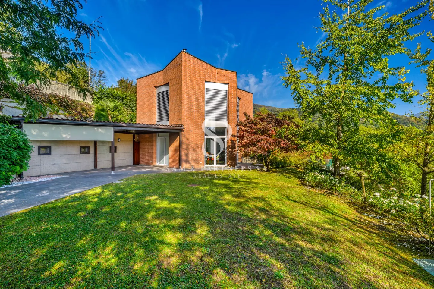 Villa contemporanea con giardino - Foto 2 di 13