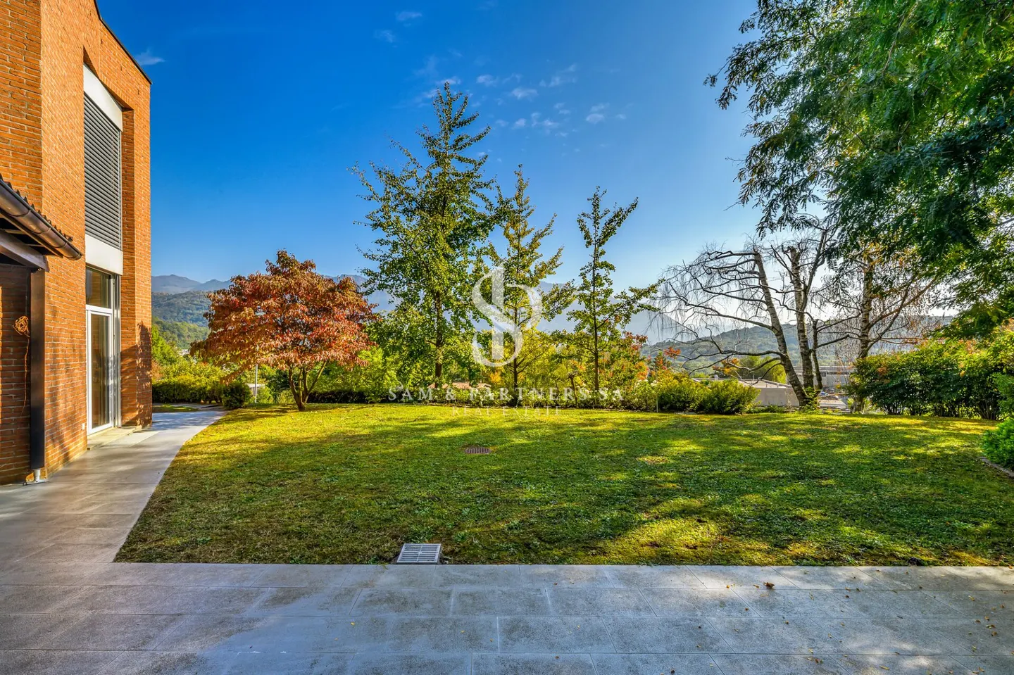 Villa contemporanea con giardino - Foto 3 di 13
