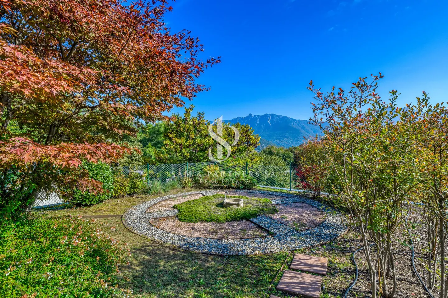 Villa contemporanea con giardino - Foto 4 di 13
