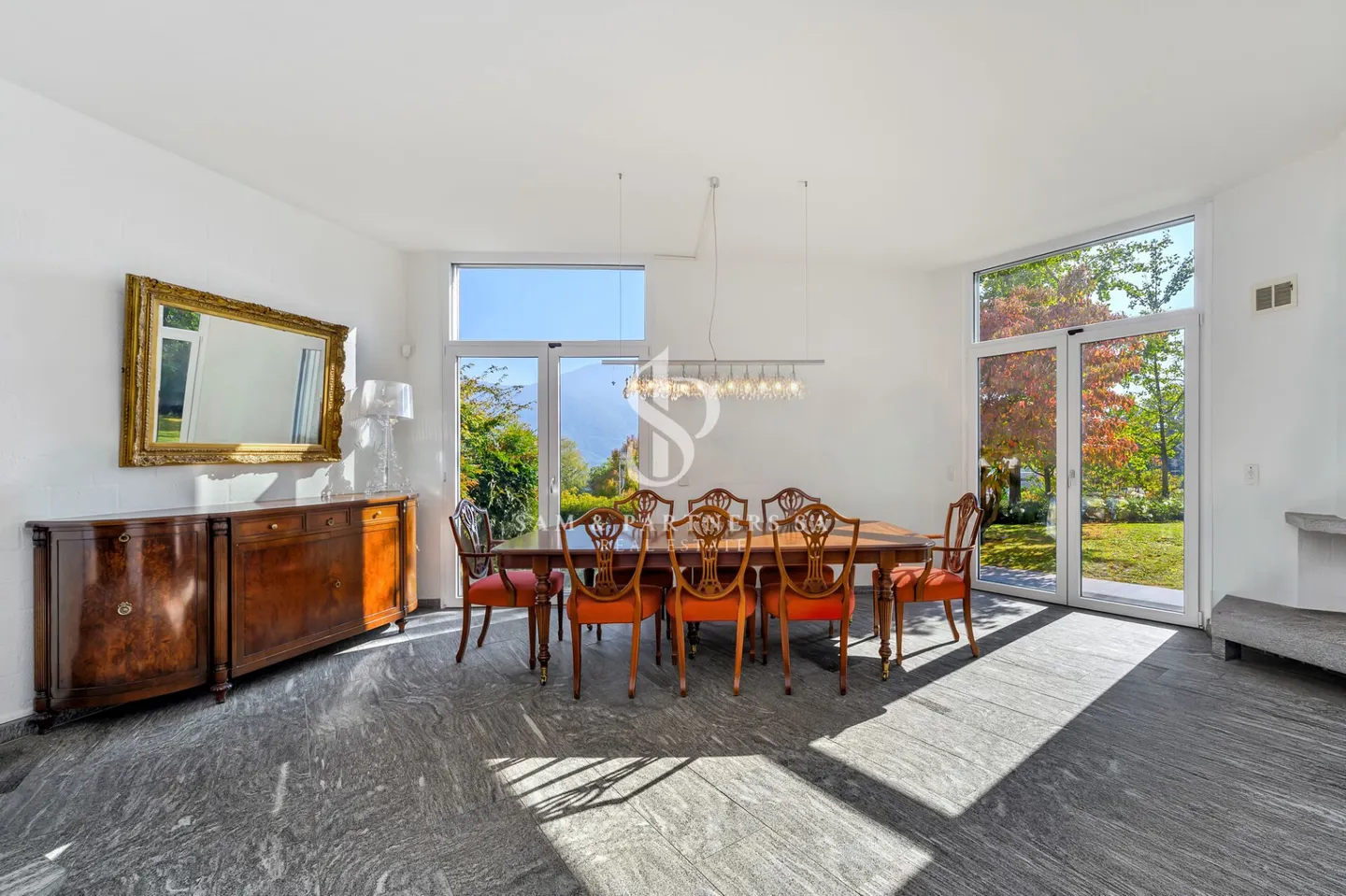 Villa contemporanea con giardino - Foto 5 di 13
