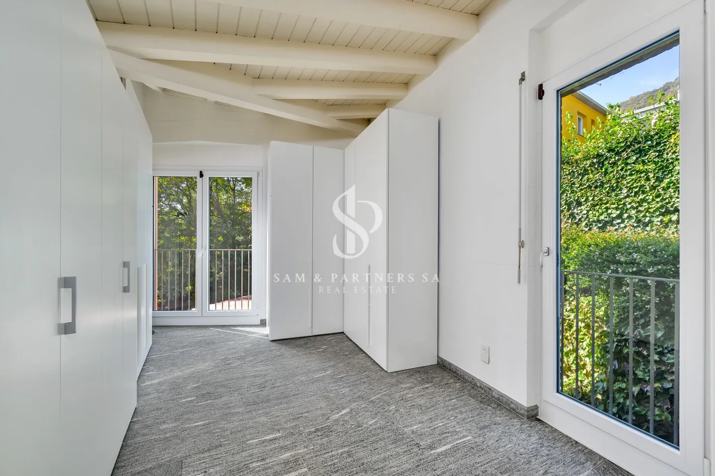 Villa contemporanea con giardino - Foto 11 di 13