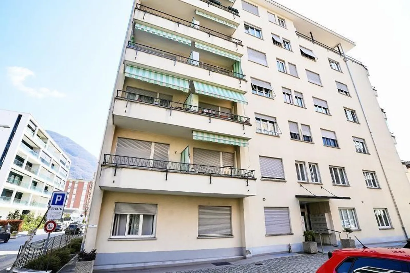 1-room apartment on the ground floor with 2 parking spaces in a central location - Photo 1 of 15