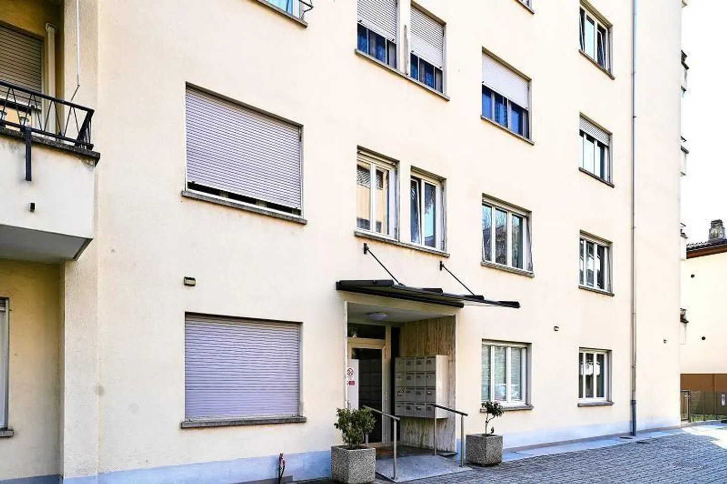 1-room apartment on the ground floor with 2 parking spaces in a central location - Photo 2 of 15