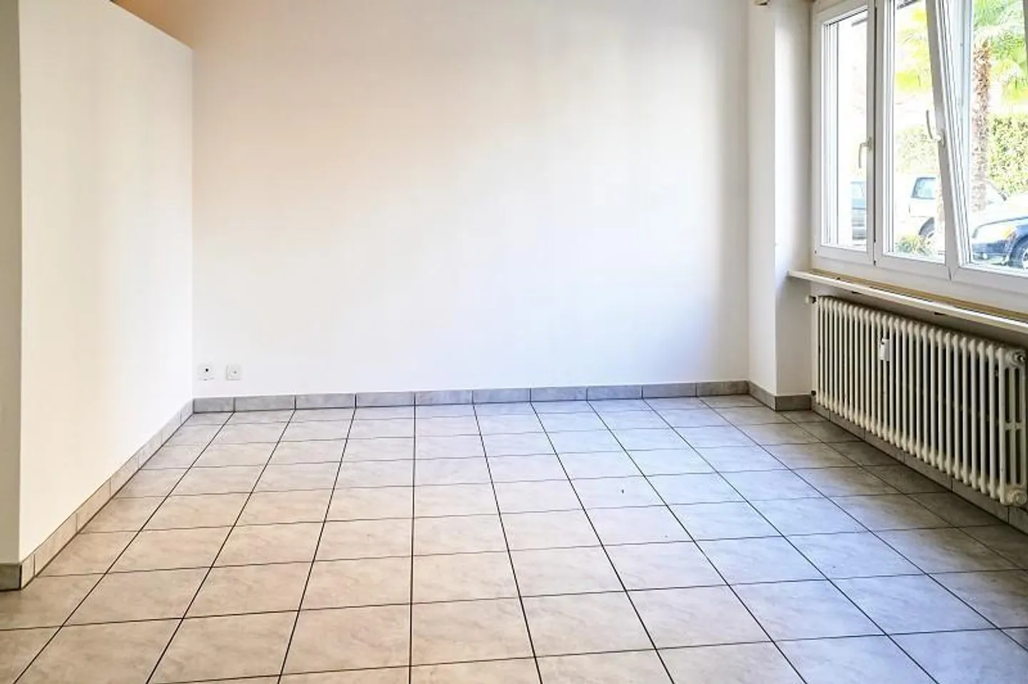 1-room apartment on the ground floor with 2 parking spaces in a central location - Photo 3 of 15